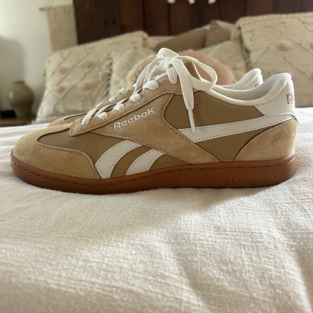 Reebok Men's Beige and White Sneakers